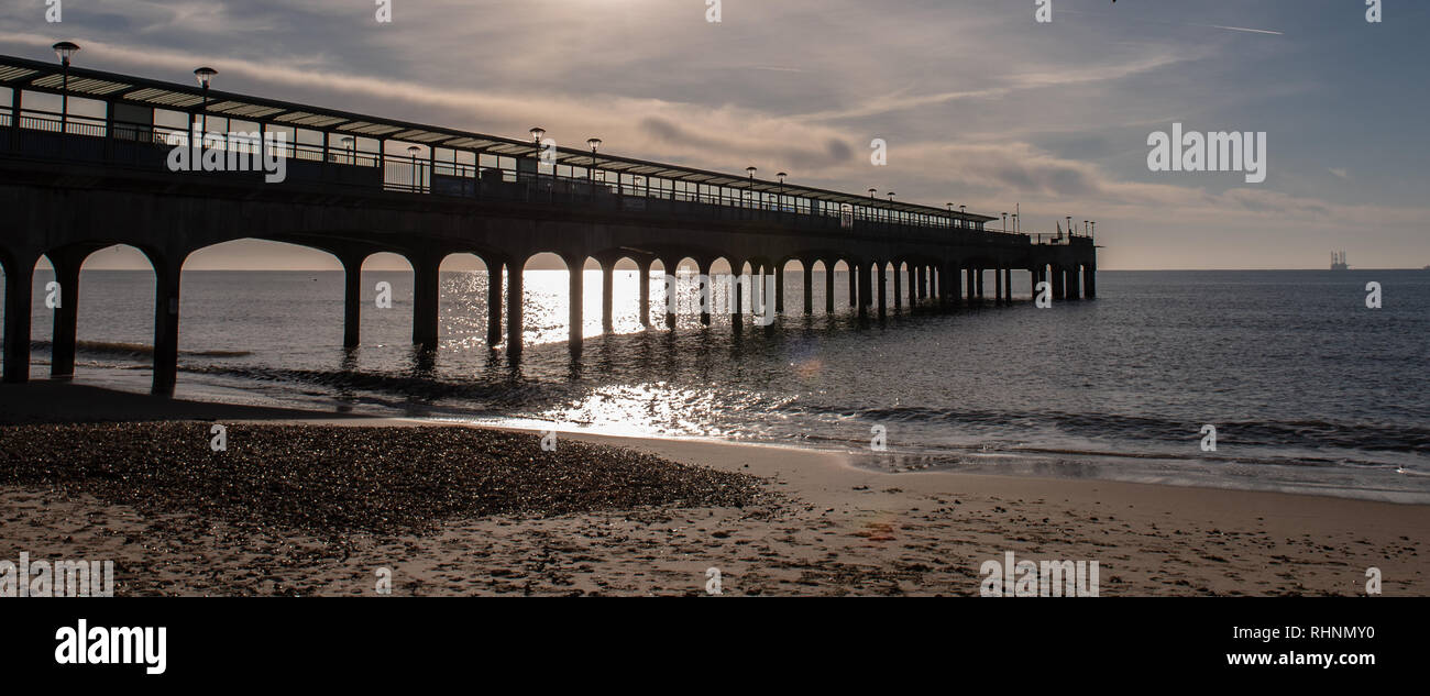 Boscombe, Dorset, Großbritannien. 3. Februar 2019. UK Wetter: Die hellen und sonnigen Morgen in Boscombe entfernt. Der berühmte Pier gegen die helle Morgensonne im Englischen Küstenort Boscombe Silhouette. Credit: DWRAlamy leben Nachrichten Stockfoto