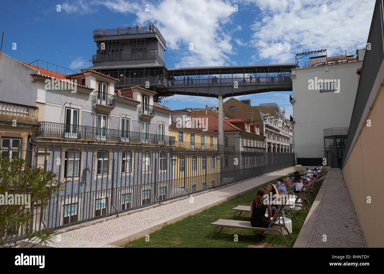 Ein Dach Garten in der Nähe der oberen Ebene der Aufzug Santa Justa (Elevador de Santa Justa), auch genannt die Carmo Heben, Lissabon, Portugal. Stockfoto