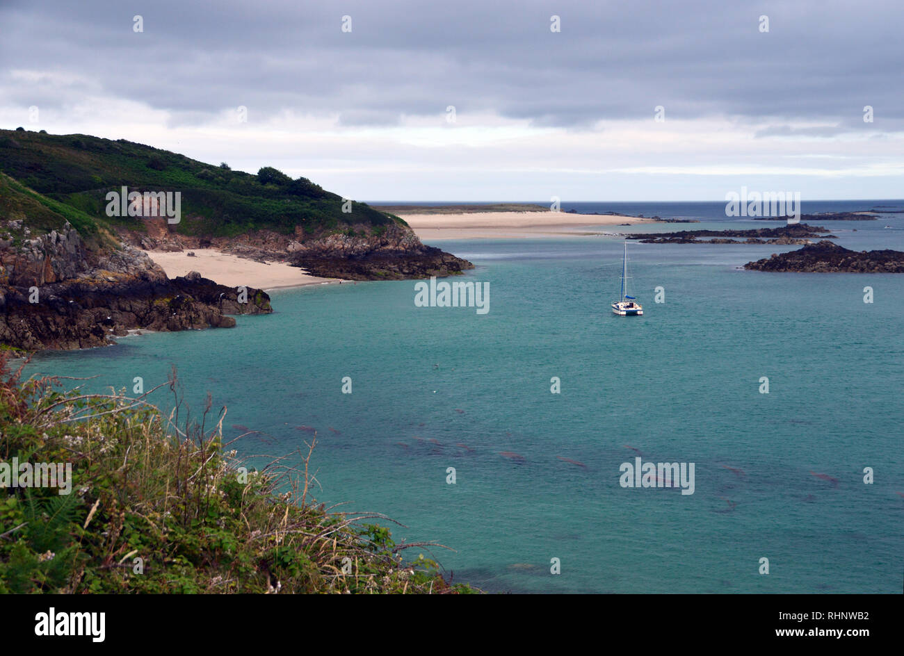 Segelboot Günstig in Belvoir Strand mit Shell Beach im Hintergrund von der Küste weg auf die Insel Herm, Channel Islands.de. Stockfoto