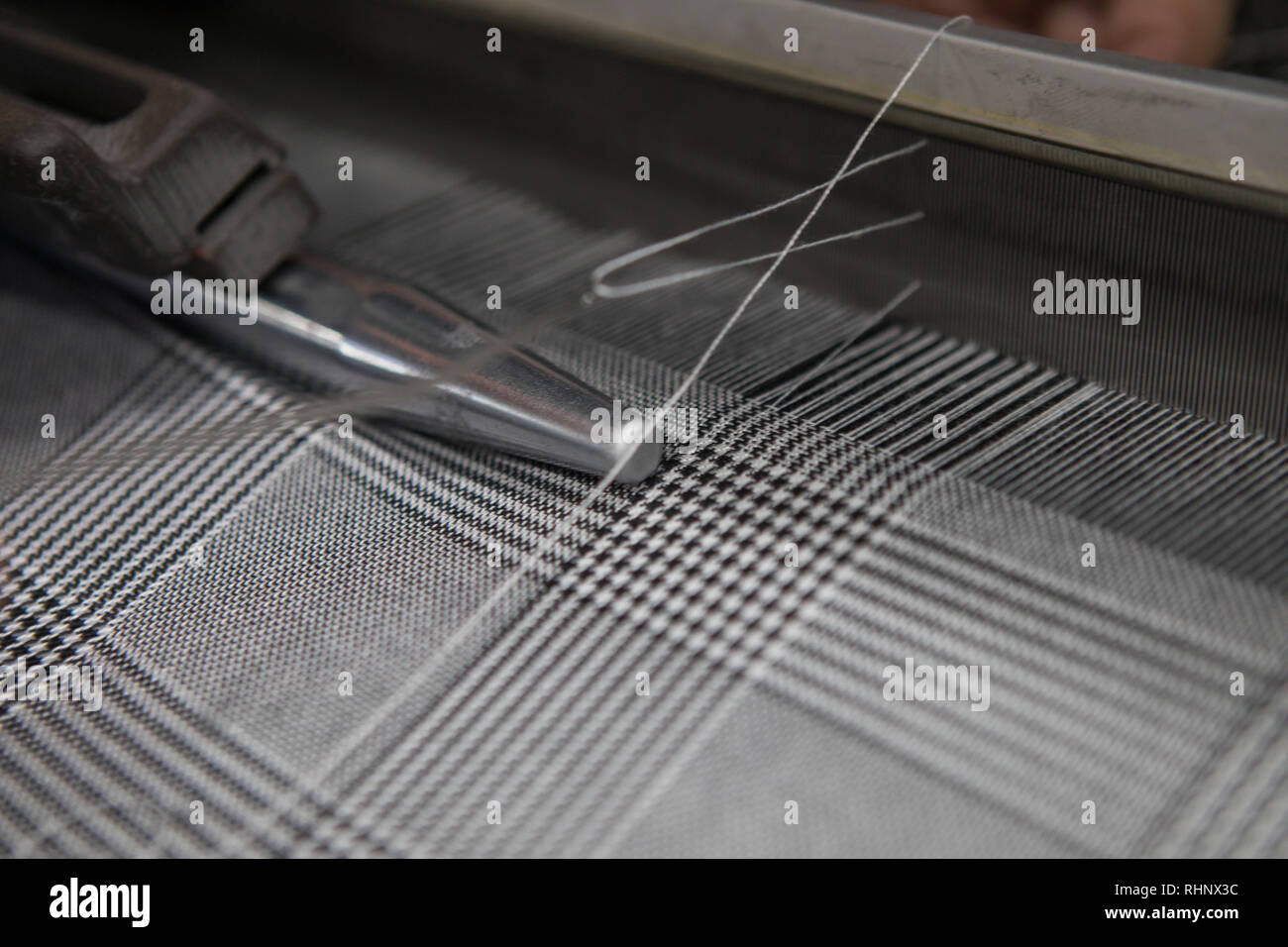 Nahaufnahme von Webstuhl Maschine. Ein Webstuhl Maschine für Kleidung oder gewebtes etikett. Webmaschinen für die Textilindustrie. Webstuhl in der Textilfabrik. Stockfoto