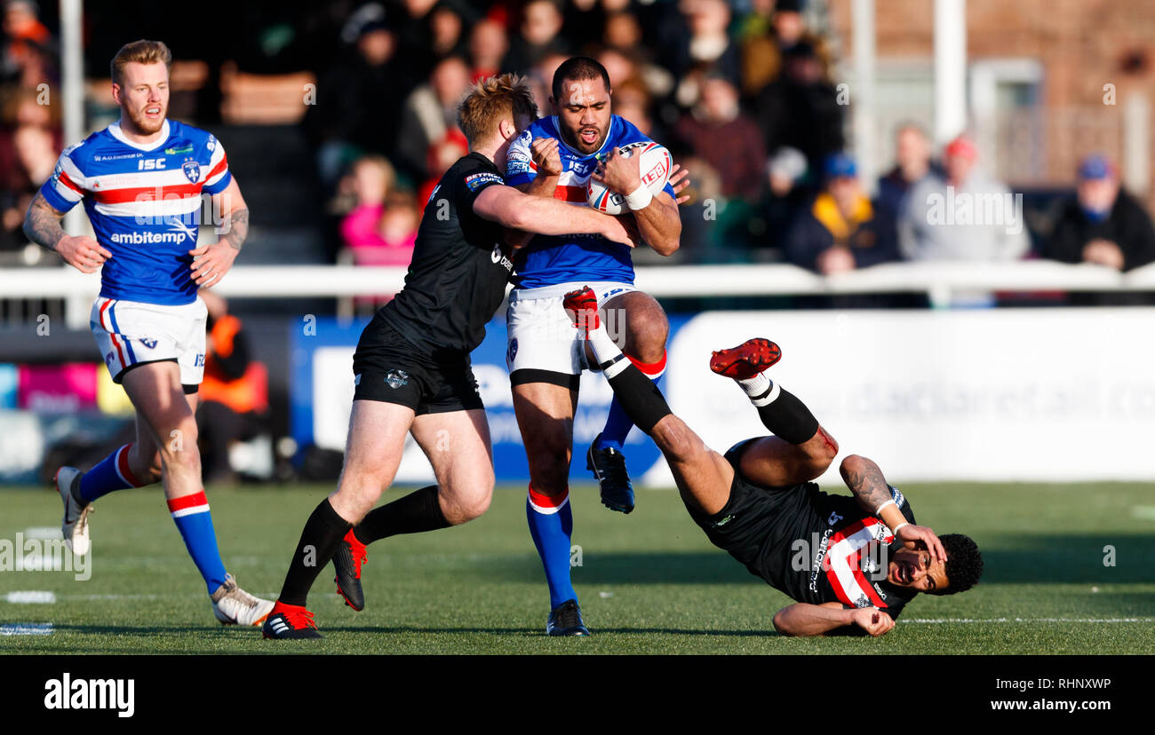 Bill Tupou von Wakefield Trinity wird von James Cunningham von London Broncos angegangen, als Kieran Dixon während des Betfred Super League-Spiels im Trailfinders Sports Club, London, auf den Boden trifft (rechts). Stockfoto