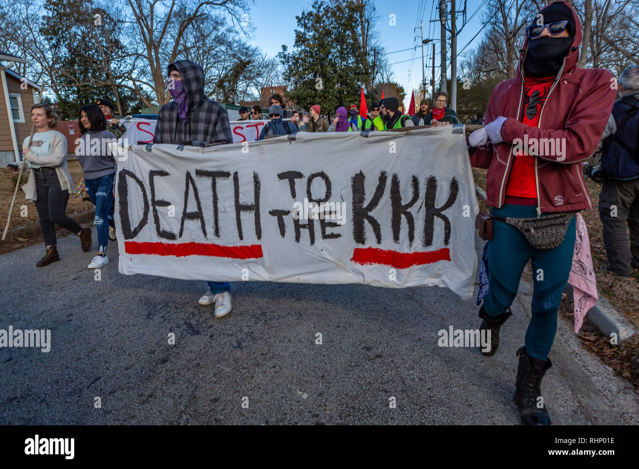 Stone Mountain, USA. 02 Feb, 2019. Am 2. Februar 2019, eine anti-Klan  Koalition, von denen einige bewaffnet waren, hielt eine Aktion in Stone  Mountain, Atlanta nach einem "White Power" Rally inmitten von