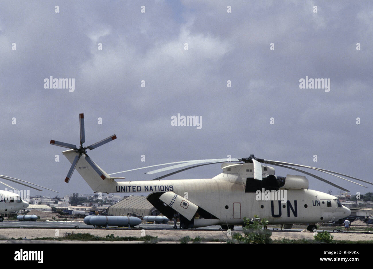 16. Oktober 1993 Eine riesige Vereinten Nationen Russisch-Mil Mi-26 T Halo Hubschrauber am nördlichen (zivilen) Ende der Flughafen Mogadischu, Somalia geparkt. Stockfoto