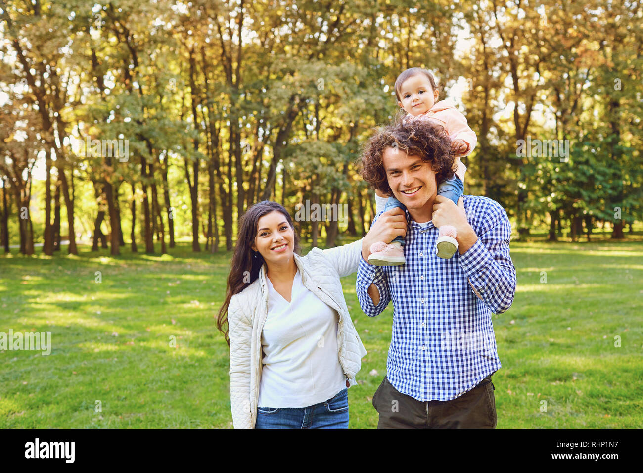 Vater, Mutter und Tochter sind zu Fuß in den Park. Stockfoto