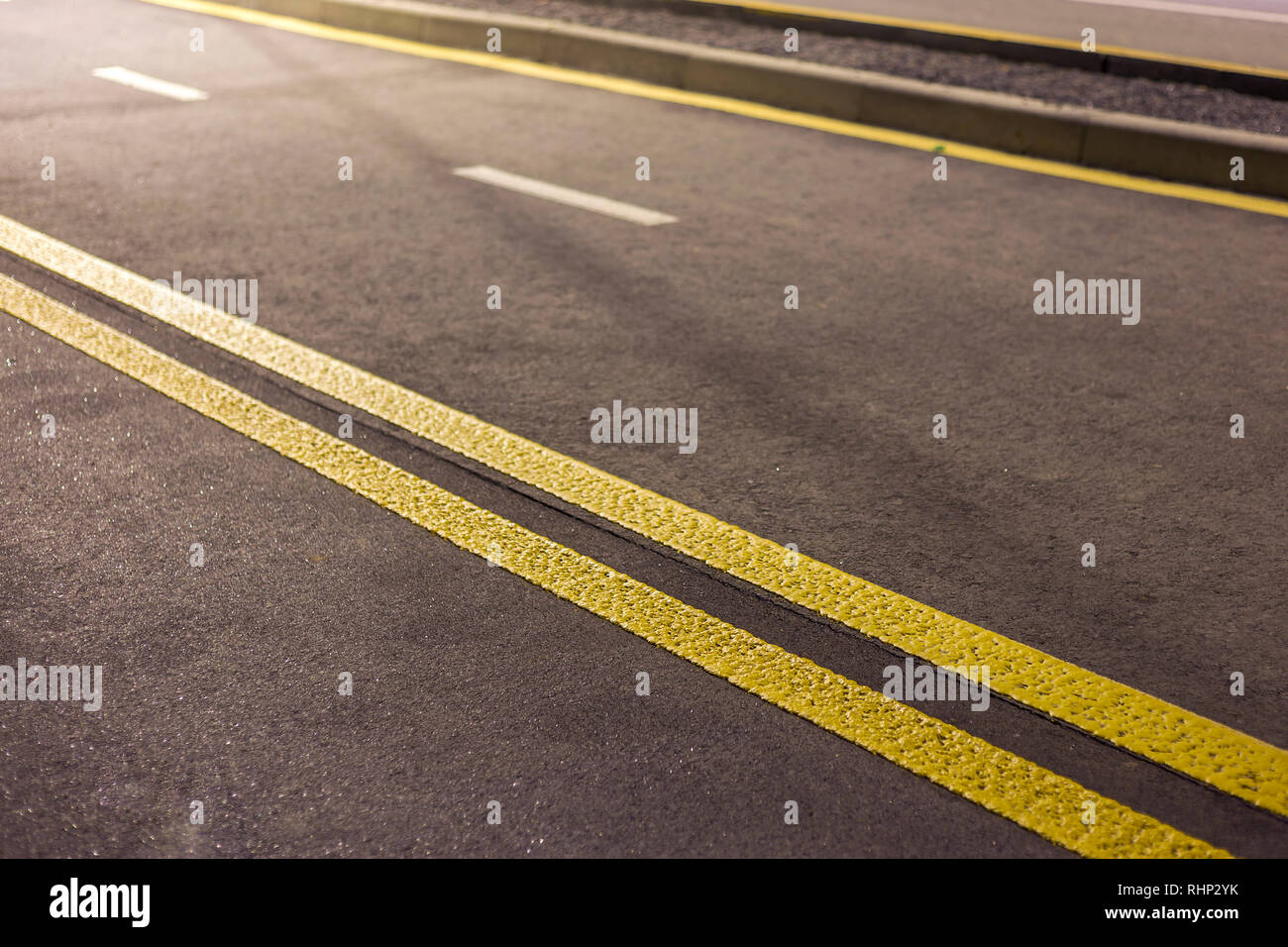 Breite helle Doppelzimmer gelbe Markierung Zeichen Linie entlang Moderne breite, gleichmäßige leeren Asphalt Autobahn Straße erstreckt sich bis zum Horizont. Geschwindigkeit, Sicherheit, Jo Stockfoto