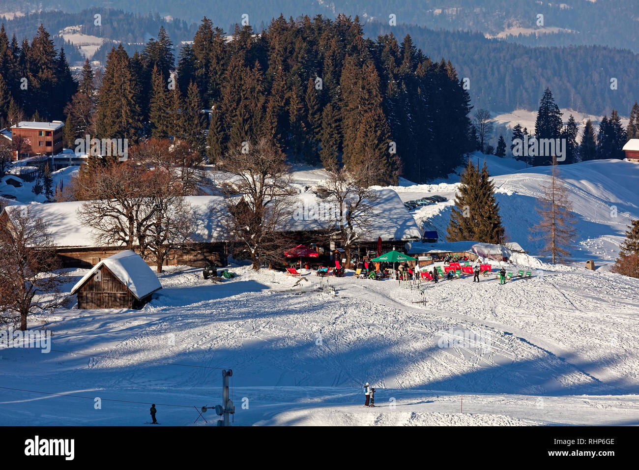 Bödele/Boedele, Vorarlberg, Österreich - Januar 22, 2019: Besucher von Skigebiet Bödele auf Alpine Inn Meierei Stockfoto