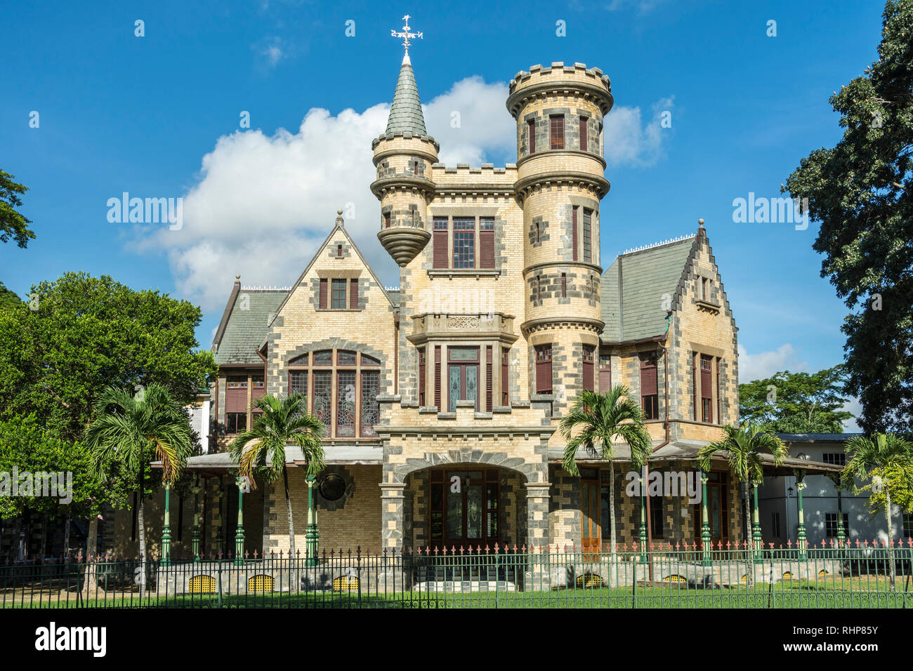 Stollmeyers Castle, eines der historischen kolonialen Häuser der "tollem Seven" mit Blick auf den Queens Park Savannah in Port of Spain, Trinidad und Tobago. Stockfoto