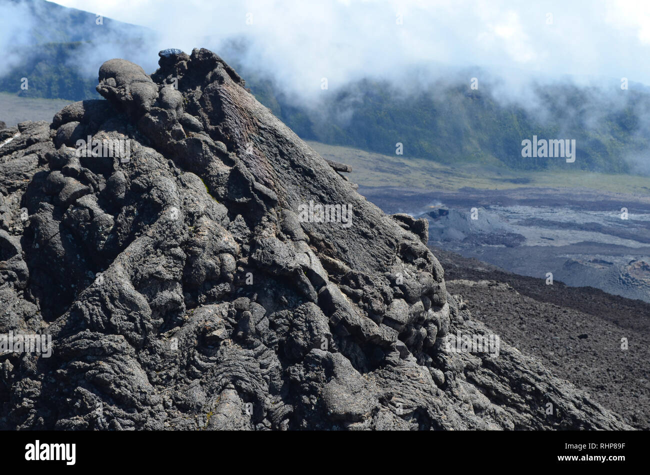 Lavafelder in den Hängen und die Caldera des Piton de la Fournaise, ein aktiver Vulkan in Réunion, Indischer Ozean Stockfoto