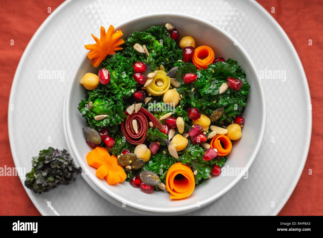 Gesunde Ernhrung - Schssel mit kalettes (ein Kreuz zwischen Rosenkohl und  Grnkohl), Kichererbsen, bunte Karotten, Granatapfel Samen und Saatgut  Stockfotografie - Alamy