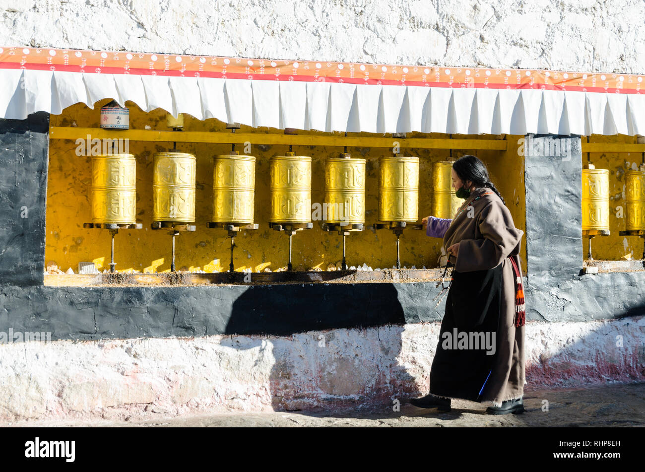 Tibetischen Frau spinnen Gebetsmühlen im Kloster Drepung, Lhasa, Tibet Stockfoto