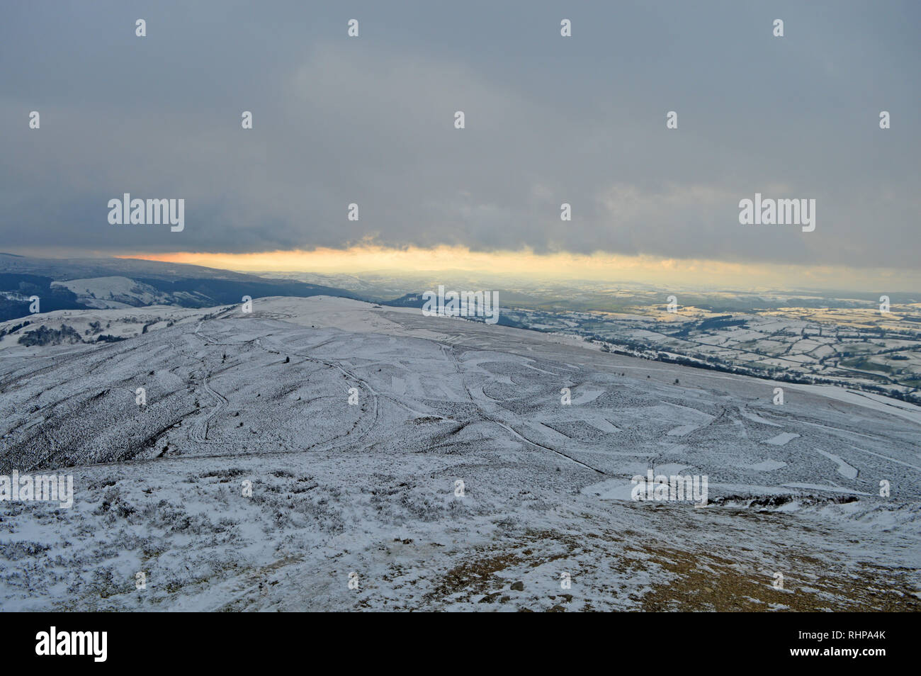 Blick von moel Awel auf Llantysilio Berg in Richtung Cadair Idris nach Schneefall Stockfoto