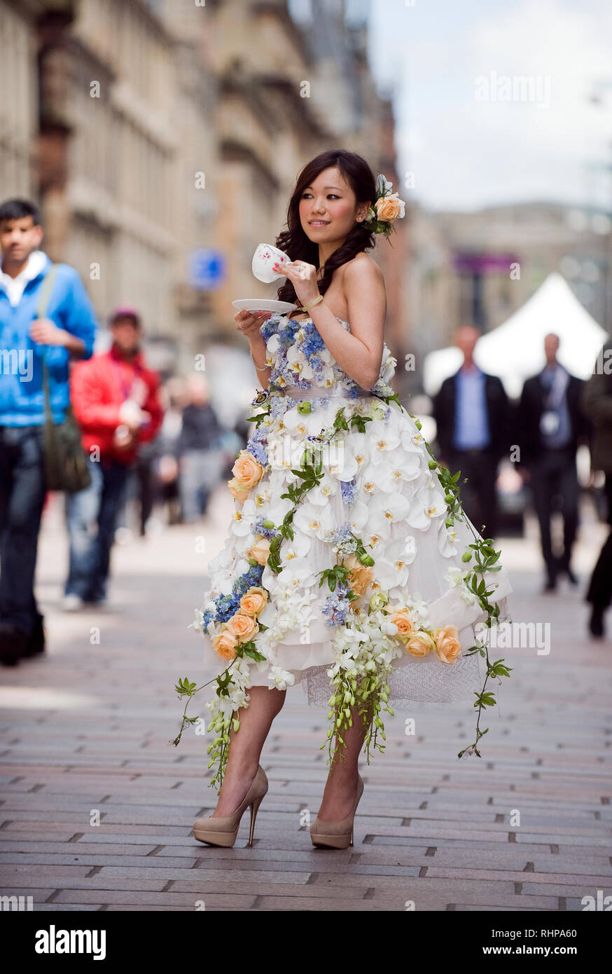 Ein Modell, das sich auf die Buchanan Street, Glasgow trägt ein Hochzeitskleid aus Blumen gemacht eine bevorstehende Hochzeit fayre zu fördern. Lenny Warren/Warren Medien07860 8. Stockfoto