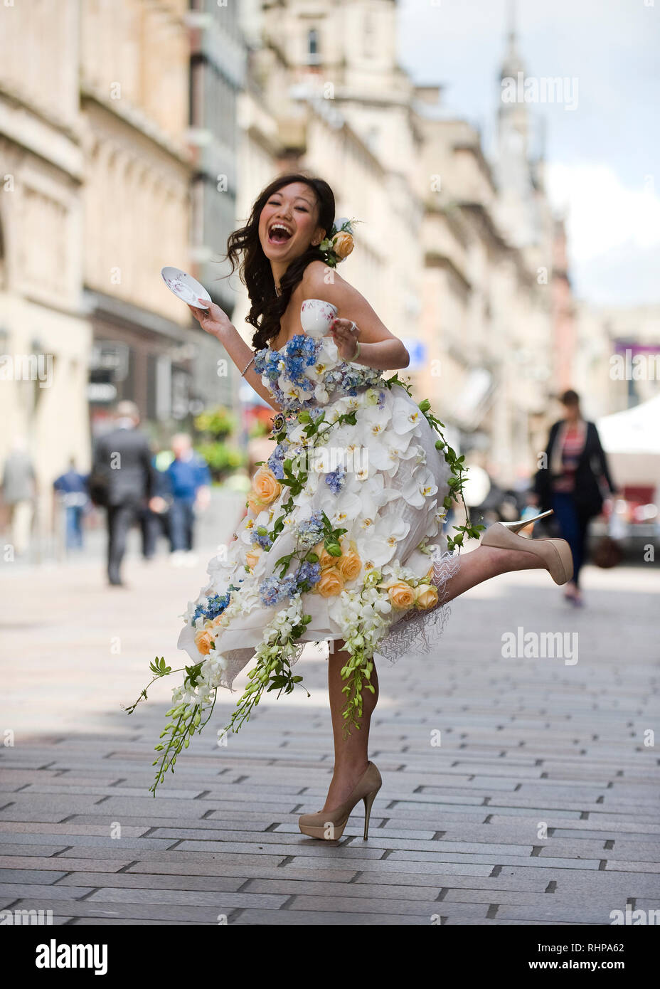 Ein Modell, das sich auf die Buchanan Street, Glasgow trägt ein Hochzeitskleid aus Blumen gemacht eine bevorstehende Hochzeit fayre zu fördern. Lenny Warren/Warren Medien07860 8. Stockfoto