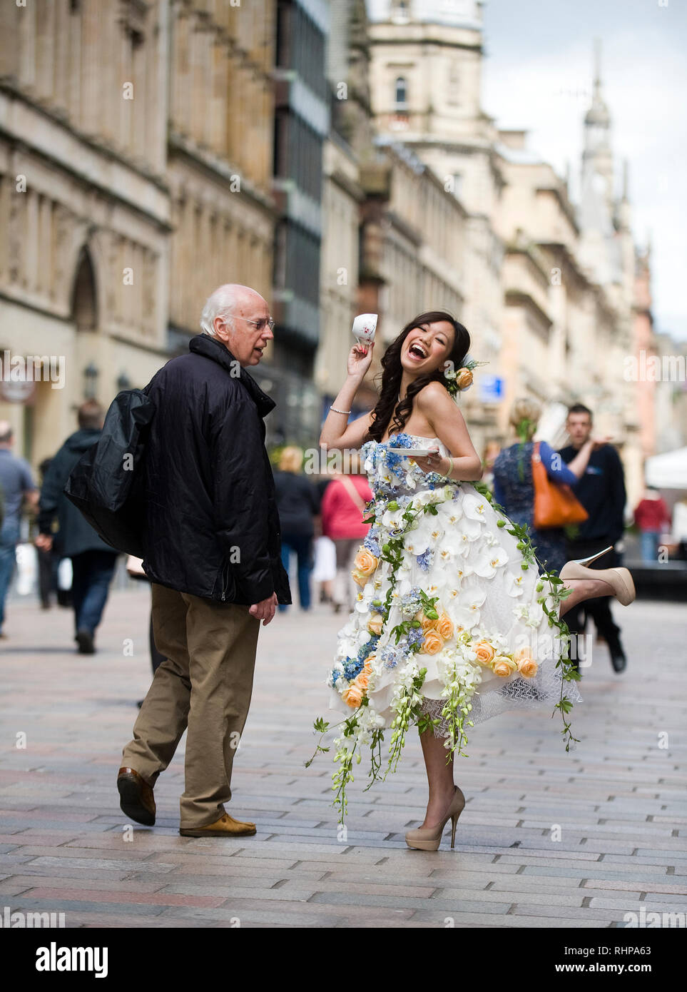 Ein Modell, das sich auf die Buchanan Street, Glasgow trägt ein Hochzeitskleid aus Blumen gemacht eine bevorstehende Hochzeit fayre zu fördern. Lenny Warren/Warren Medien07860 8. Stockfoto