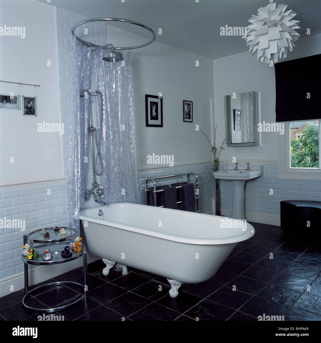 Aus klarem Kunststoff Duschvorhang über freistehende Badewanne  Stockfotografie - Alamy