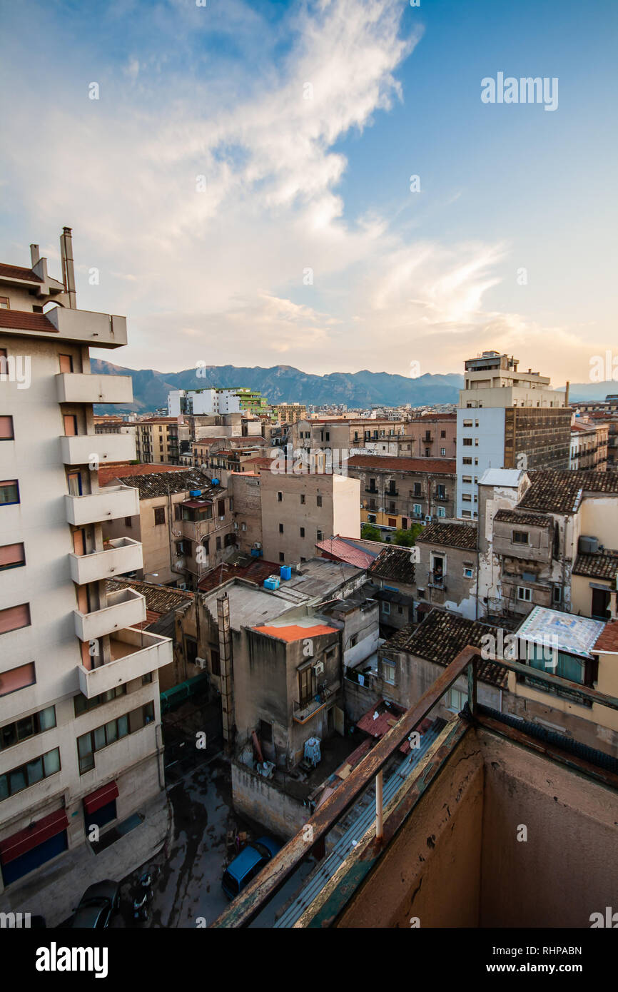 PALERMO / Sizilien - 14. SEPTEMBER 2011: Dachterrasse mit Panoramablick auf die Stadt Stockfoto