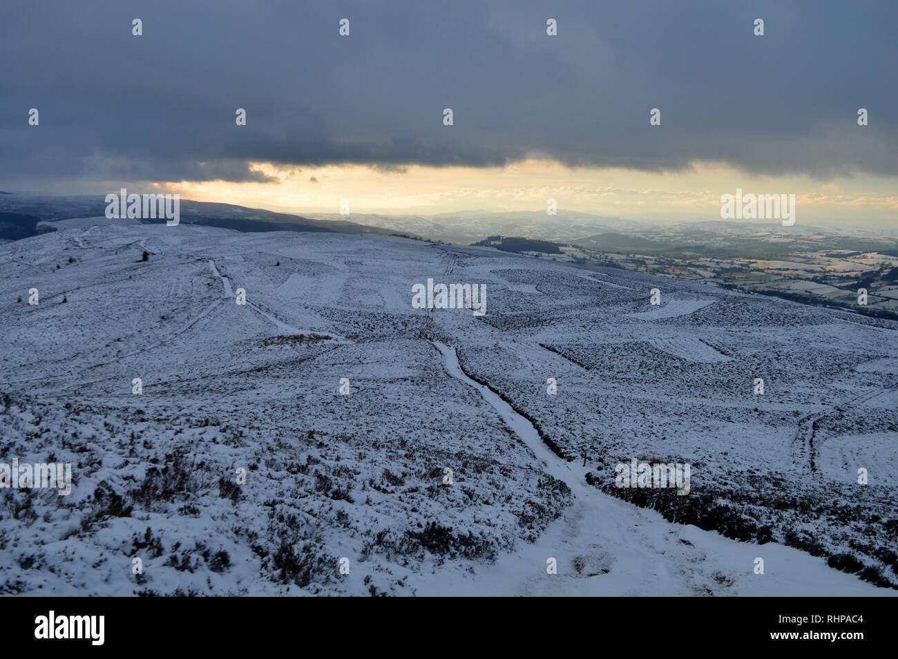 Blick von moel Awel auf Llantysilio Berg in Richtung Cadair Idris nach Schneefall Stockfoto