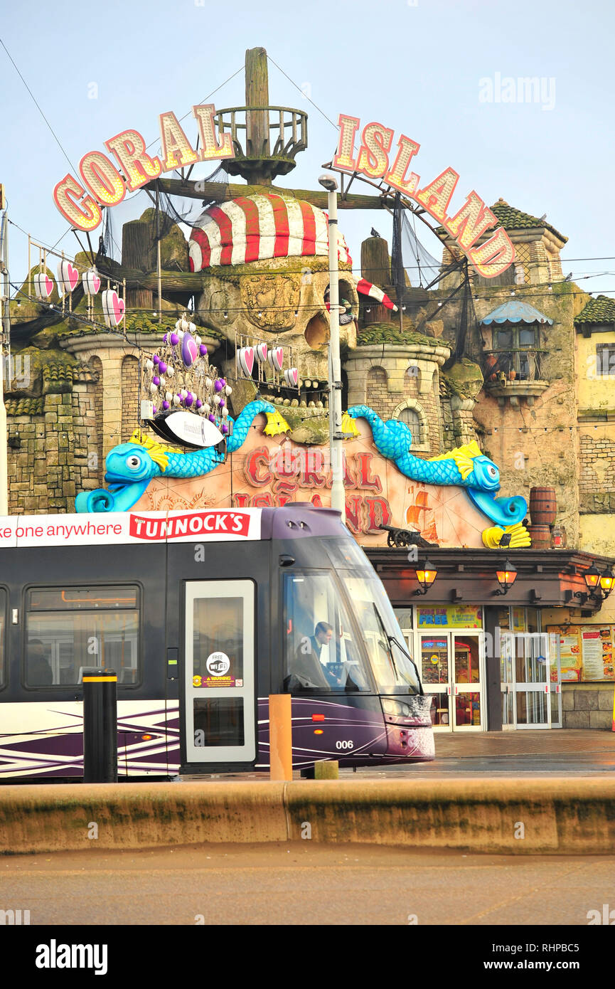 Bombardier tram von Blackpool Transport passiert vor Coral Island Spielhalle Betrieben an der Küste Stockfoto