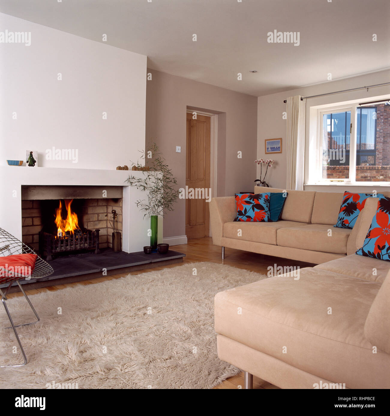 Shag haufen Wolldecke und beige Sofas in der modernen Wohnzimmer Stockfoto