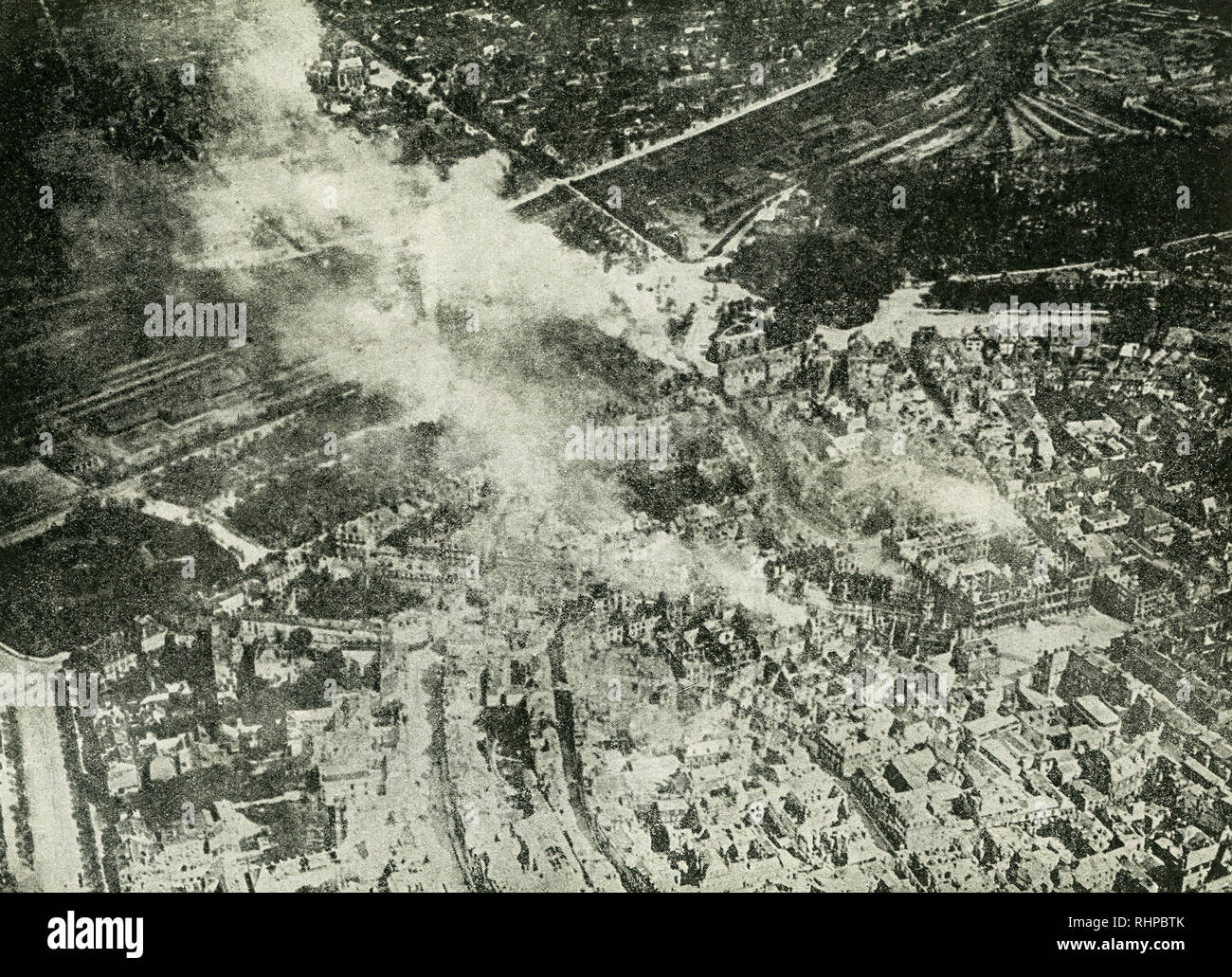 Die Bildunterschrift lautet: Bemerkenswerte Foto der Deutschen Reims brennen, Brandstiftende Muscheln sehen kann Fallen, in die Feuersbrunst. Dieses Foto stammt aus der Zeit des Ersten Weltkriegs. Stockfoto