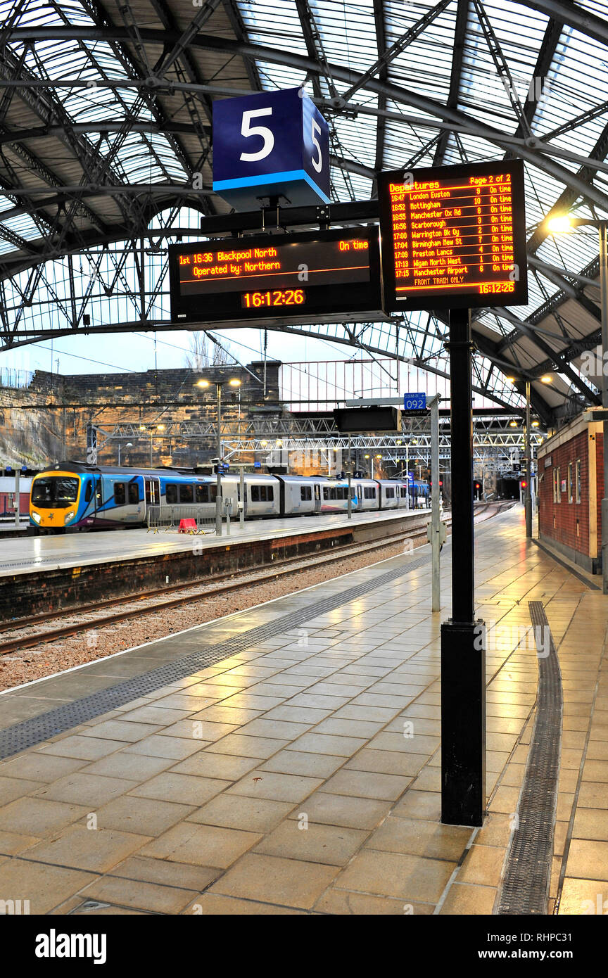Am Bahnhof Liverpool Lime Street Station in der Dämmerung ankommen im Winter Stockfoto