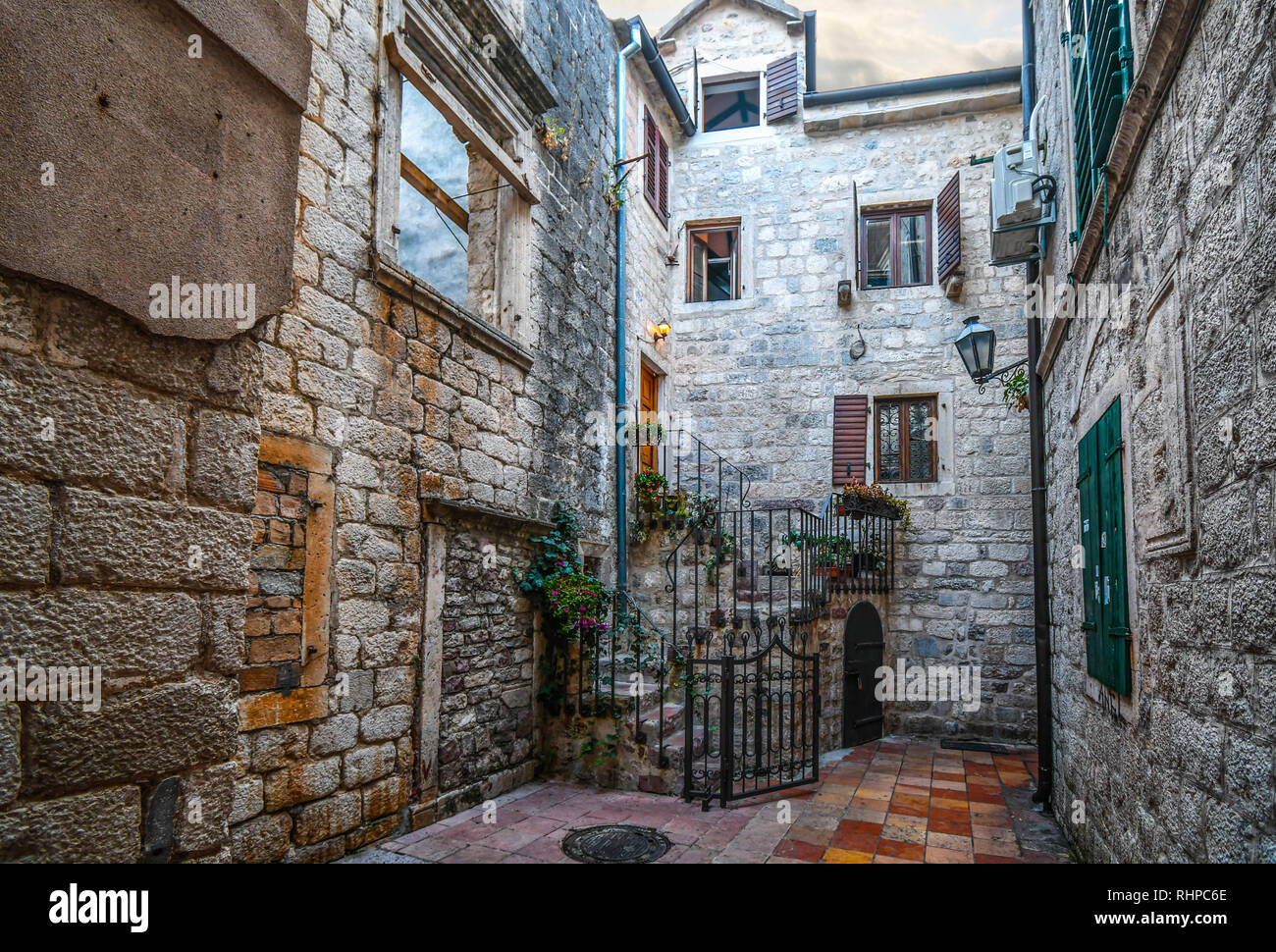 Einen kleinen Innenhof mit Toren, die zu Schritten in einer Wohngegend mittelalterliche Kotor Montenegro Altstadt Stockfoto