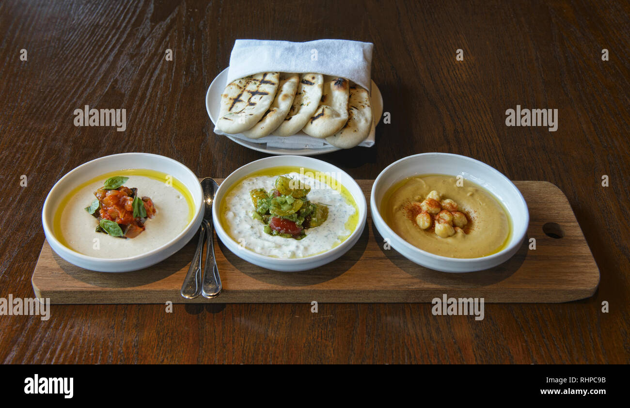 Im Nahen und Mittleren Osten dip-Platter in einem Restaurant in Bangkok, Thailand Stockfoto