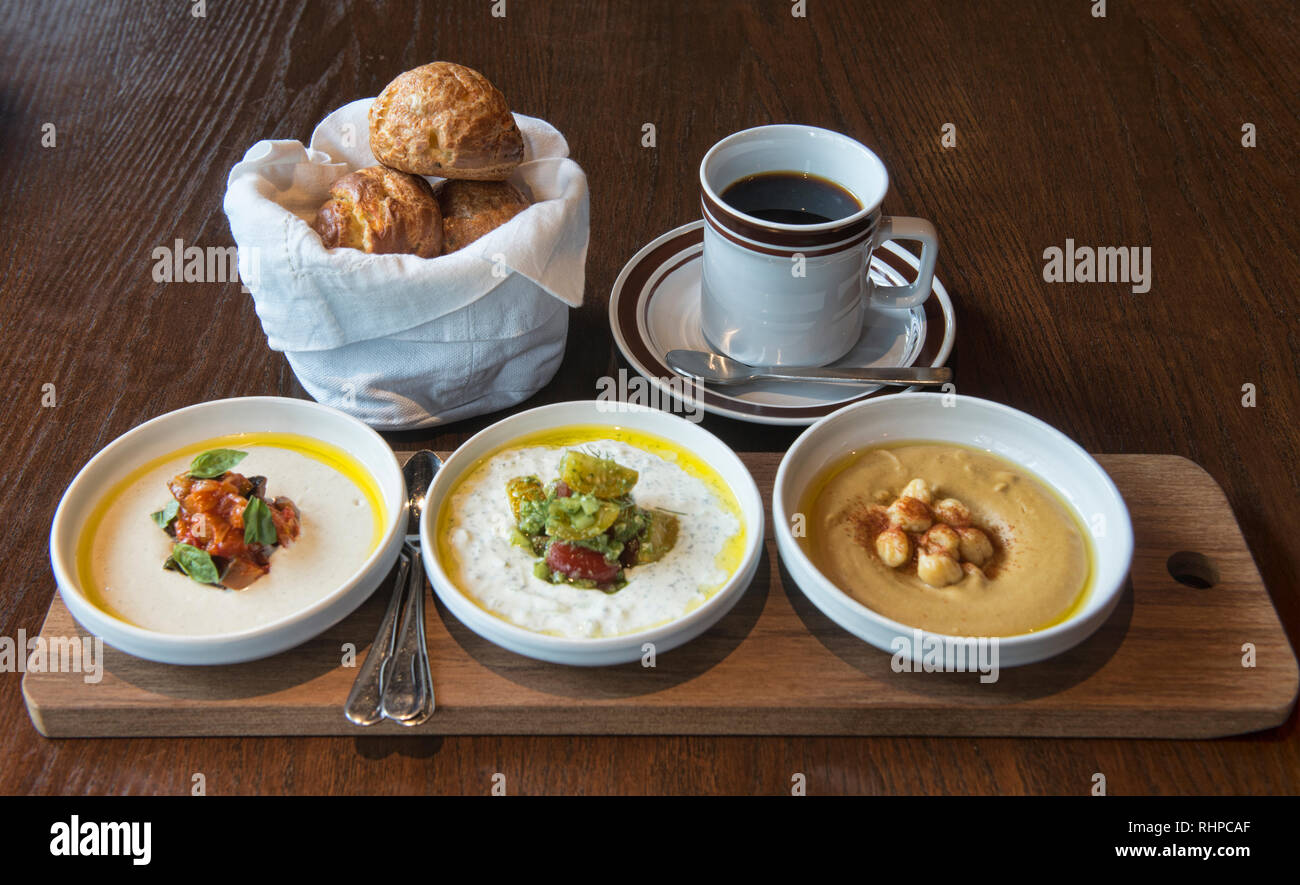 Im Nahen und Mittleren Osten dip-Platter in einem Restaurant in Bangkok, Thailand Stockfoto