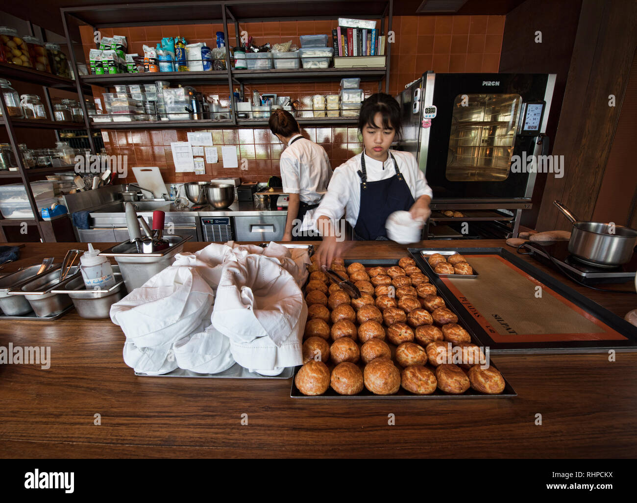 Frisch gebackene Brötchen in einem Restaurant in Bangkok, Thailand Stockfoto