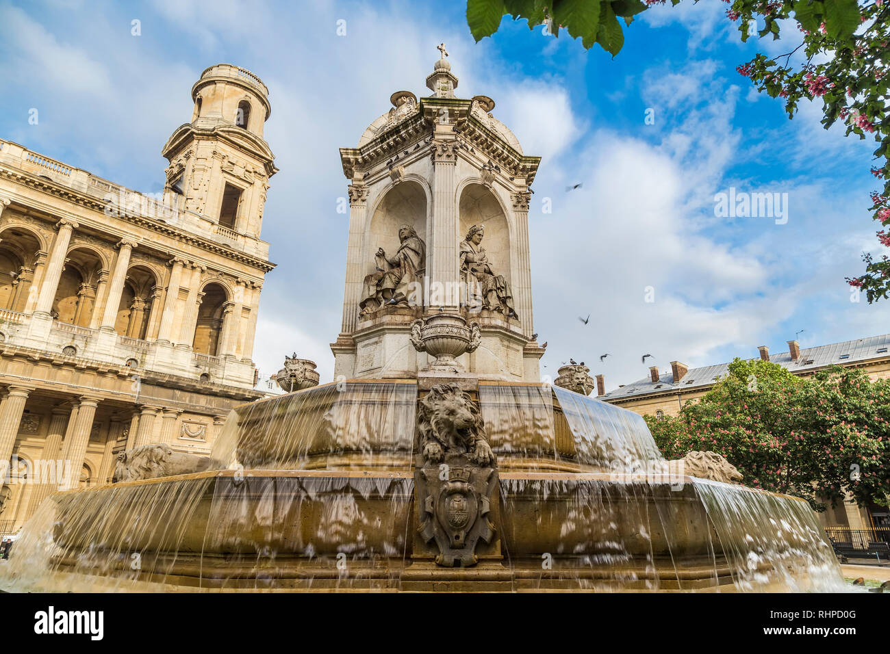 Brunnen vor der Kirche von Saint-Sulpice. Paris. Frankreich Stockfoto