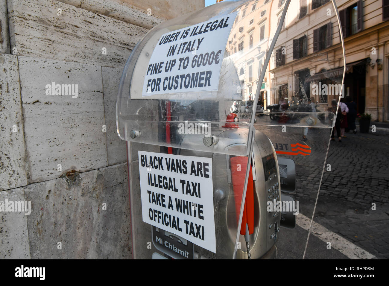 Rom, Italien, 30. September 2018: ein Schild in der Nähe einen Taxistand, die das Verbot der Verwendung von uber im historischen Zentrum von Rom, Italien. Stockfoto
