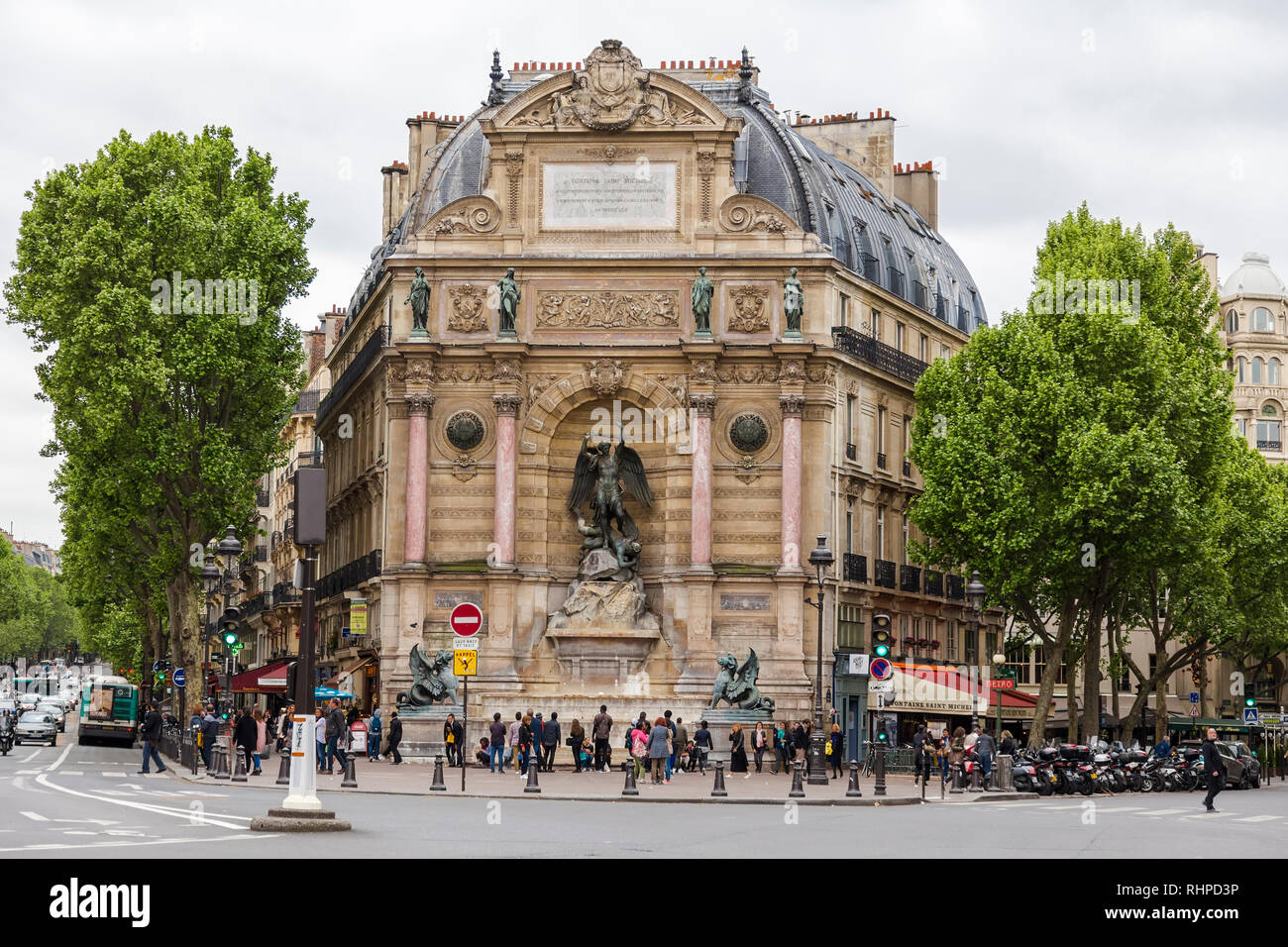 PARIS, Frankreich, 18. MAI 2016: Place Saint-Michel mit alten Brunnen, Paris Stockfoto