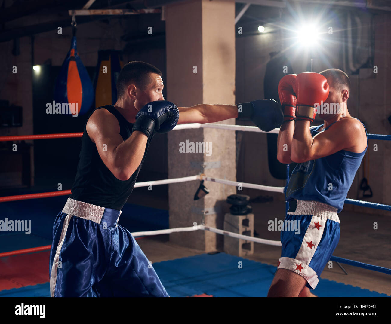 Zwei männliche wütend Kämpfer üben Kick Boxing im Ring im Health Club Stockfoto