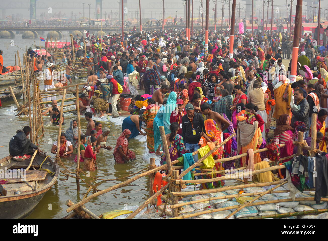Pilger gesehen ein heiliges Bad während der Wallfahrt. Kumbh Mela, einer der größten Gemeinde des Menschen auf der Erde. 3 crore Leute werden erwartet am Tag der zweiten Shahi Snan am 4. Februar und Arrangements sind entsprechend in Prayagraj gemacht. Stockfoto