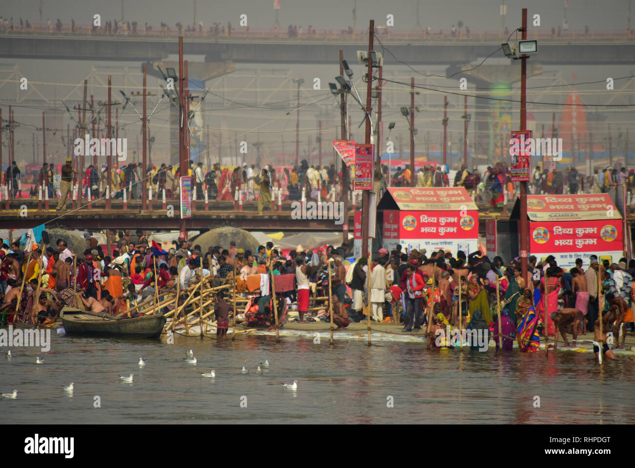 Pilger gesehen gehen auf die provisorische Brücke während der Wallfahrt. Kumbh Mela, einer der größten Gemeinde des Menschen auf der Erde. 3 crore Leute werden erwartet am Tag der zweiten Shahi Snan am 4. Februar und Arrangements sind entsprechend in Prayagraj gemacht. Stockfoto