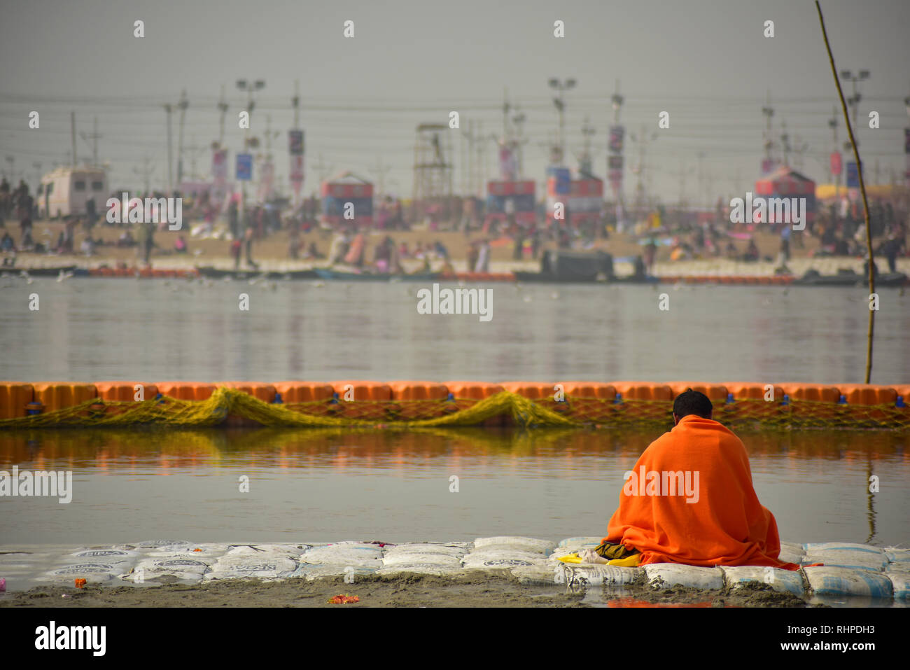 Baba gesehen Meditieren während der Vorbereitung. Kumbh Mela, einer der größten Gemeinde des Menschen auf der Erde. 3 crore Leute werden erwartet am Tag der zweiten Shahi Snan am 4. Februar und Arrangements sind entsprechend in Prayagraj gemacht. Stockfoto