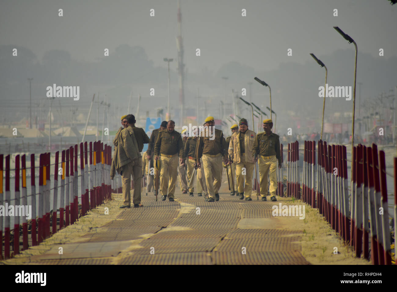 Polizisten gesehen, überqueren Sie die Brücke geschlossen während der Wallfahrt. Kumbh Mela, einer der größten Gemeinde des Menschen auf der Erde. 3 crore Leute werden erwartet am Tag der zweiten Shahi Snan am 4. Februar und Arrangements sind entsprechend in Prayagraj gemacht. Stockfoto