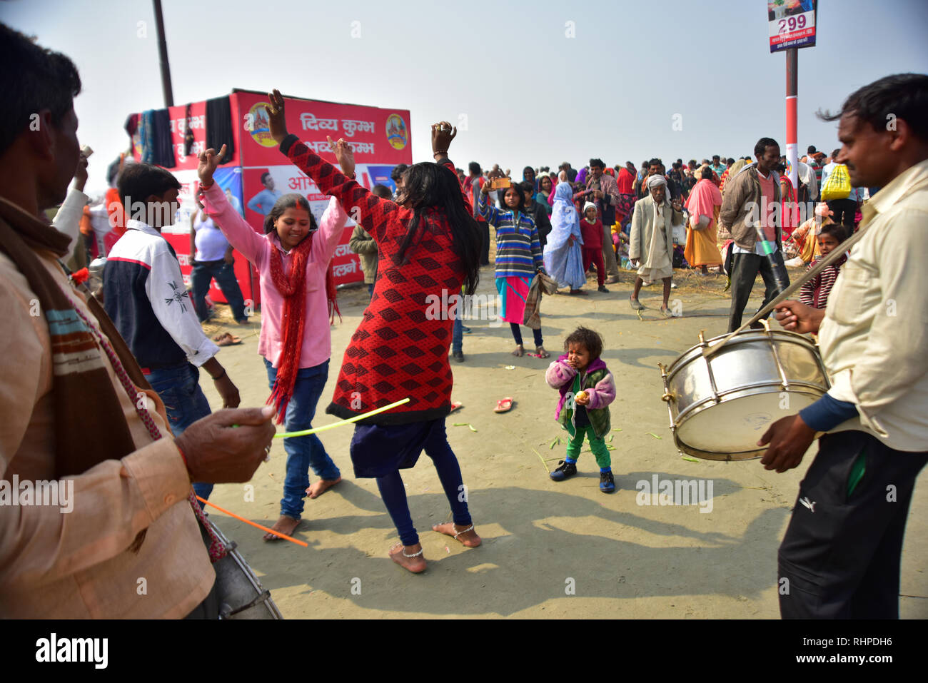Pilger gesehen Tanzen auf den Beats von Musiker während der Wallfahrt. Kumbh Mela, einer der größten Gemeinde des Menschen auf der Erde. 3 crore Leute werden erwartet am Tag der zweiten Shahi Snan am 4. Februar und Arrangements sind entsprechend in Prayagraj gemacht. Stockfoto