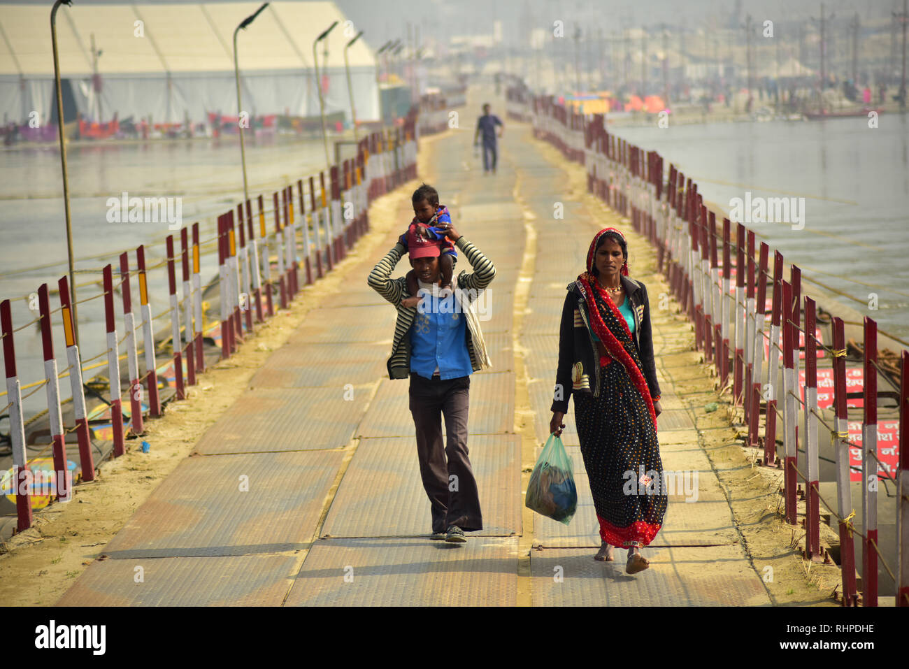 Eine Familie gesehen Kreuzung auf der geschlossenen Brücke während der Wallfahrt. Kumbh Mela, einer der größten Gemeinde des Menschen auf der Erde. 3 crore Leute werden erwartet am Tag der zweiten Shahi Snan am 4. Februar und Arrangements sind entsprechend in Prayagraj gemacht. Stockfoto
