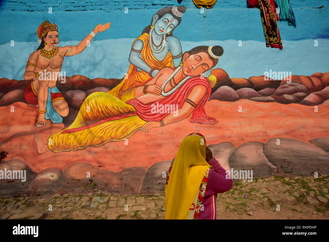 Ein pilger gesehen Blick auf Gemälde während der Wallfahrt. Kumbh Mela, einer der größten Gemeinde des Menschen auf der Erde. 3 crore Leute werden erwartet am Tag der zweiten Shahi Snan am 4. Februar und Arrangements sind entsprechend in Prayagraj gemacht. Stockfoto