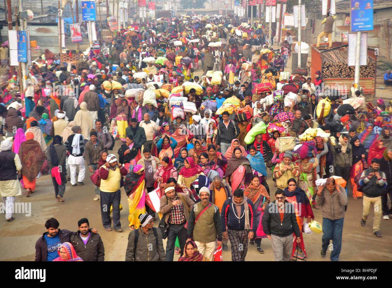 Riesige Menge der Pilger während der pilgerfahrt gesehen. Kumbh Mela, einer der größten Gemeinde des Menschen auf der Erde. 3 crore Leute werden erwartet am Tag der zweiten Shahi Snan am 4. Februar und Arrangements sind entsprechend in Prayagraj gemacht. Stockfoto