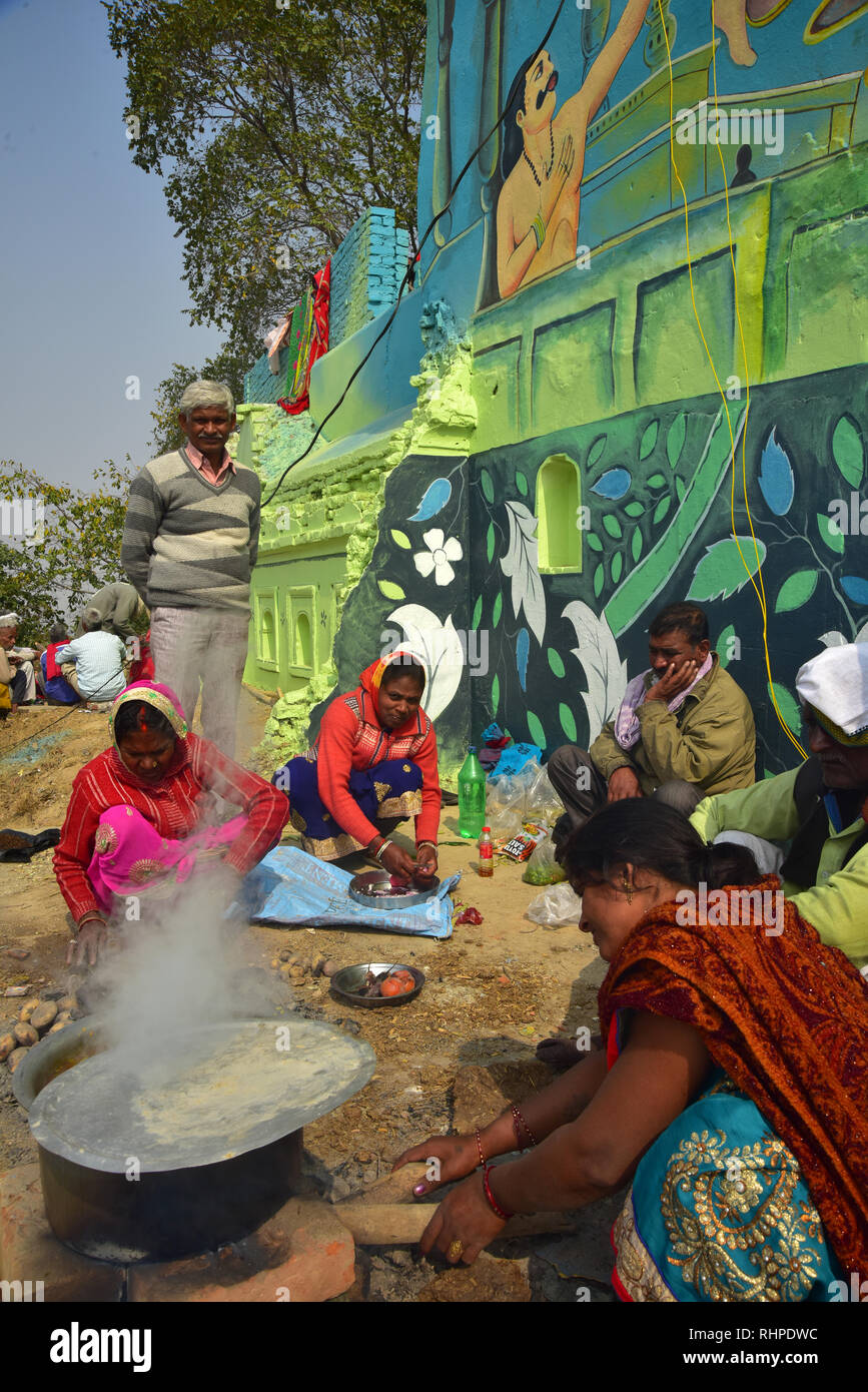 Pilger gesehen das Vorbereiten der Nahrung während der Wallfahrt. Kumbh Mela, einer der größten Gemeinde des Menschen auf der Erde. 3 crore Leute werden erwartet am Tag der zweiten Shahi Snan am 4. Februar und Arrangements sind entsprechend in Prayagraj gemacht. Stockfoto