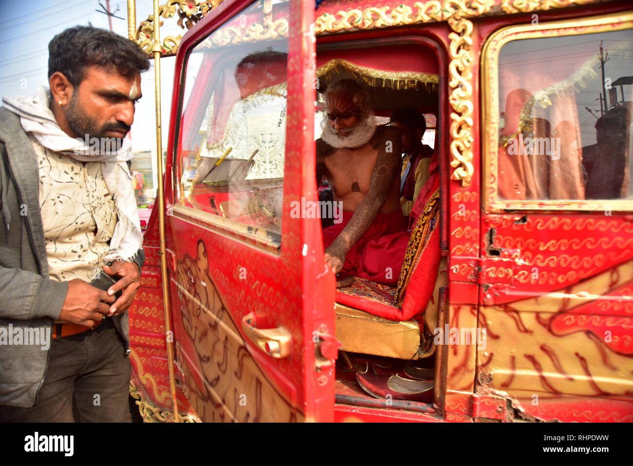Baba in einem Dreirad während der Wallfahrt gesehen. Kumbh Mela, einer der größten Gemeinde des Menschen auf der Erde. 3 crore Leute werden erwartet am Tag der zweiten Shahi Snan am 4. Februar und Arrangements sind entsprechend in Prayagraj gemacht. Stockfoto