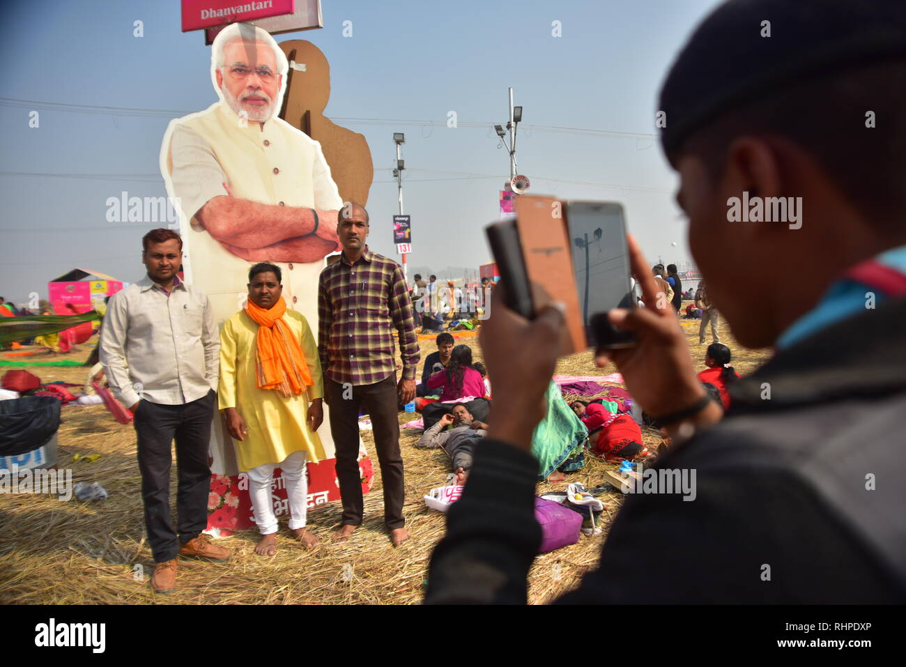 Pilger gesehen die Bilder neben Indischen PM Narendra Modi Poster während der Wallfahrt. Kumbh Mela, einer der größten Gemeinde des Menschen auf der Erde. 3 crore Leute werden erwartet am Tag der zweiten Shahi Snan am 4. Februar und Arrangements sind entsprechend in Prayagraj gemacht. Stockfoto