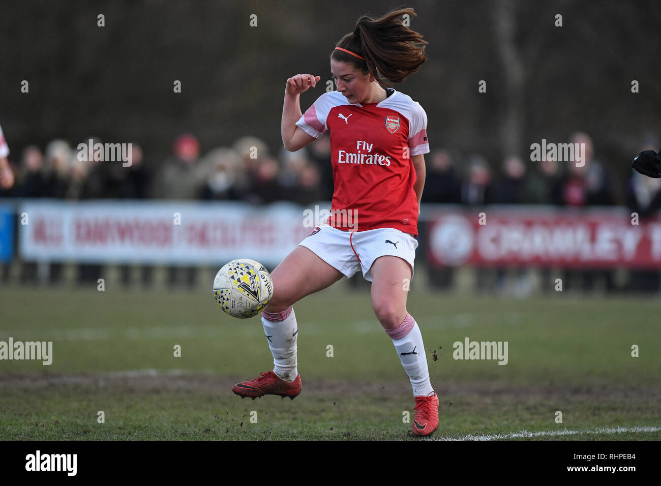 3. Februar 2019, Tinsley Lane, Crawley, England; SE Frauen FA Cup, 4.Runde, Crawley Wespen Damen gegen Arsenal Frauen; 27 ruby Gewährung von Arsenal steuert die Kugel Credit: Phil Westlake/News Bilder Stockfoto