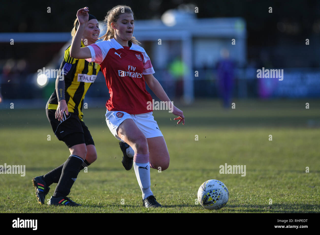 3. Februar 2019, Tinsley Lane, Crawley, England; SE Frauen FA Cup, 4.Runde, Crawley Wespen Damen gegen Arsenal Frauen; 02 Katrine jeje passt den Ball Credit: Phil Westlake/News Bilder Stockfoto