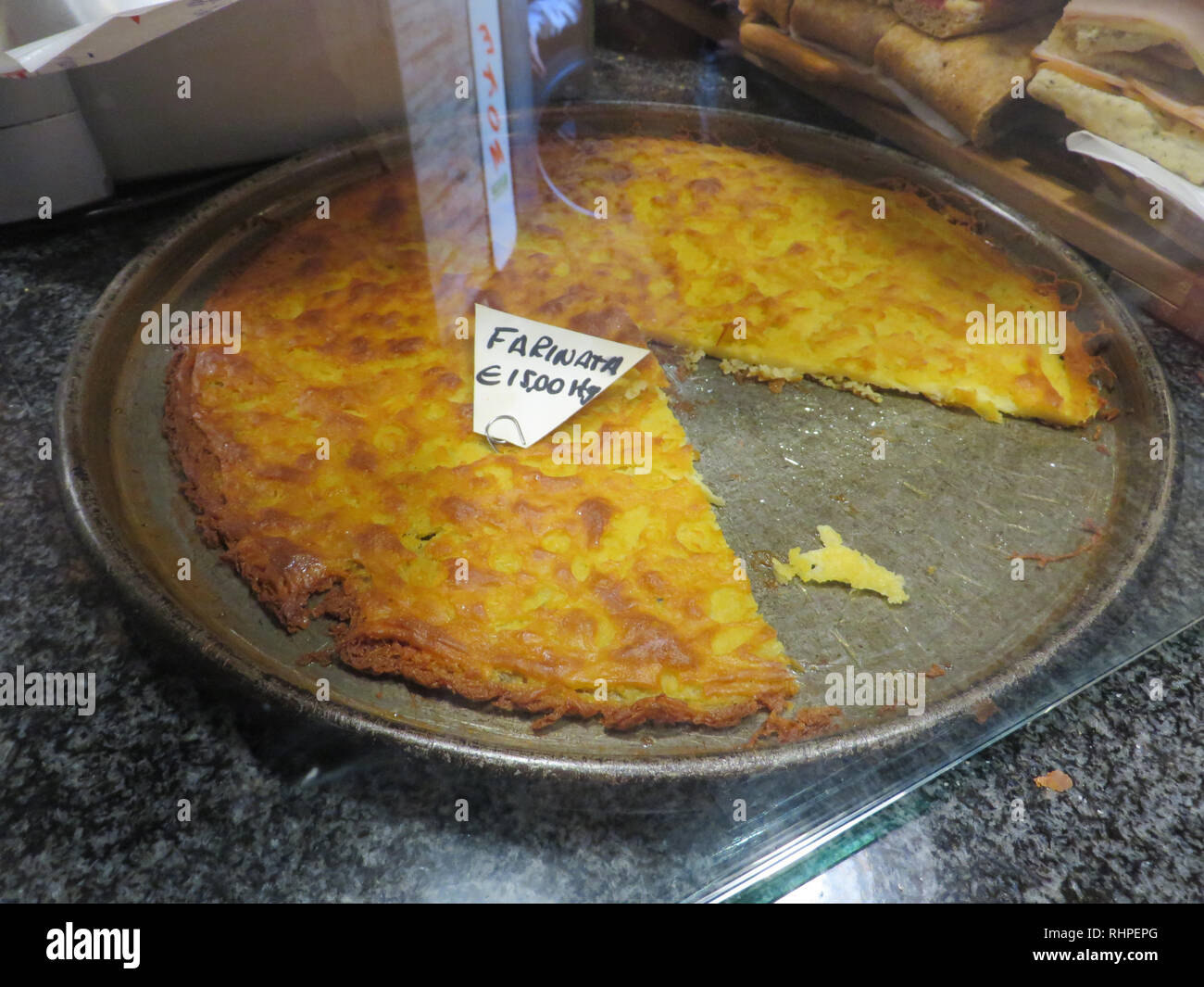 Farinata pizza fehlt eine Schicht in Italienischen lagern Stockfoto