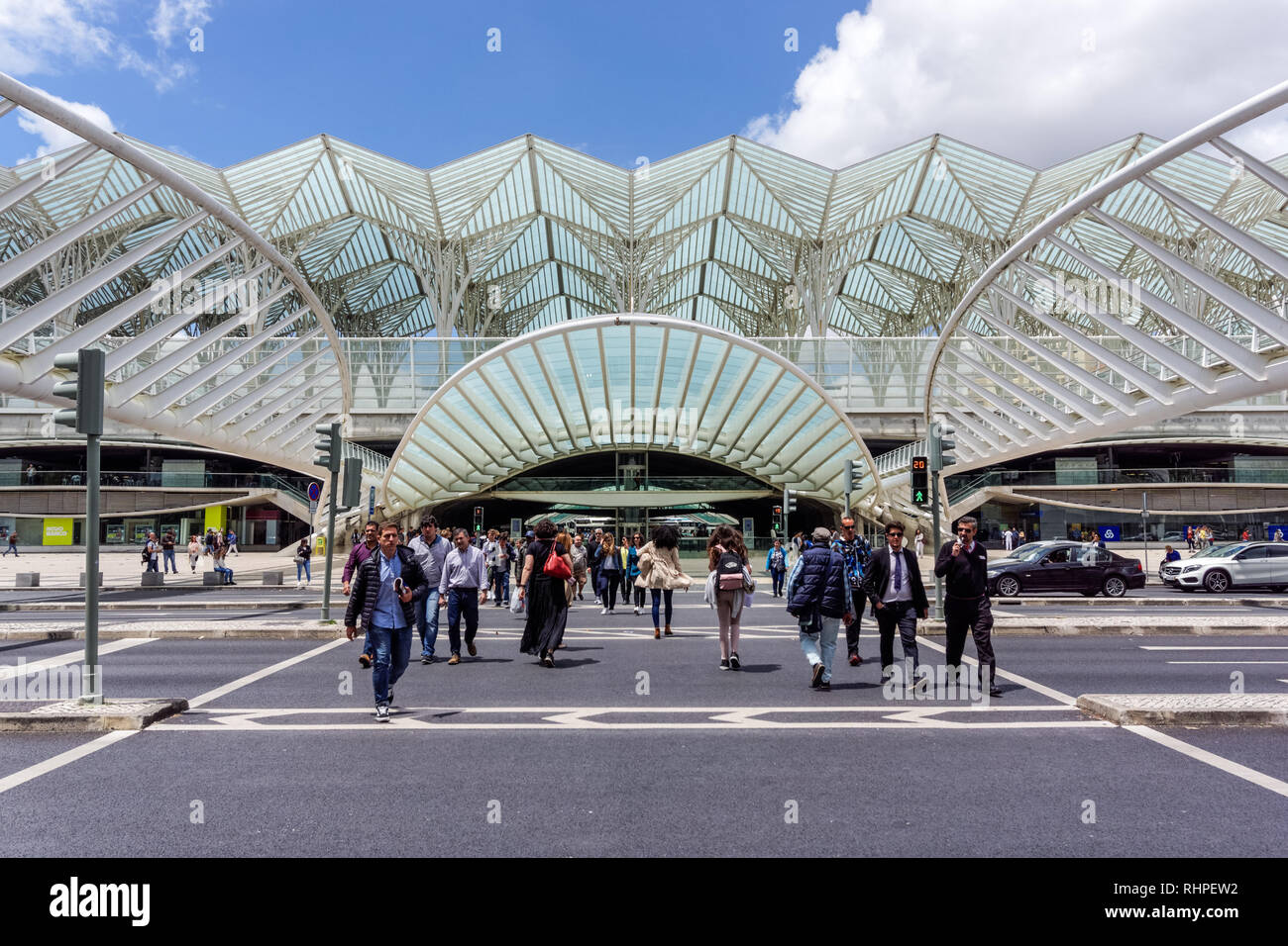 Leute, die sich vor dem Bahnhof Lisbon Oriente, Gare do Oriente, Lissabon, Portugal Stockfoto