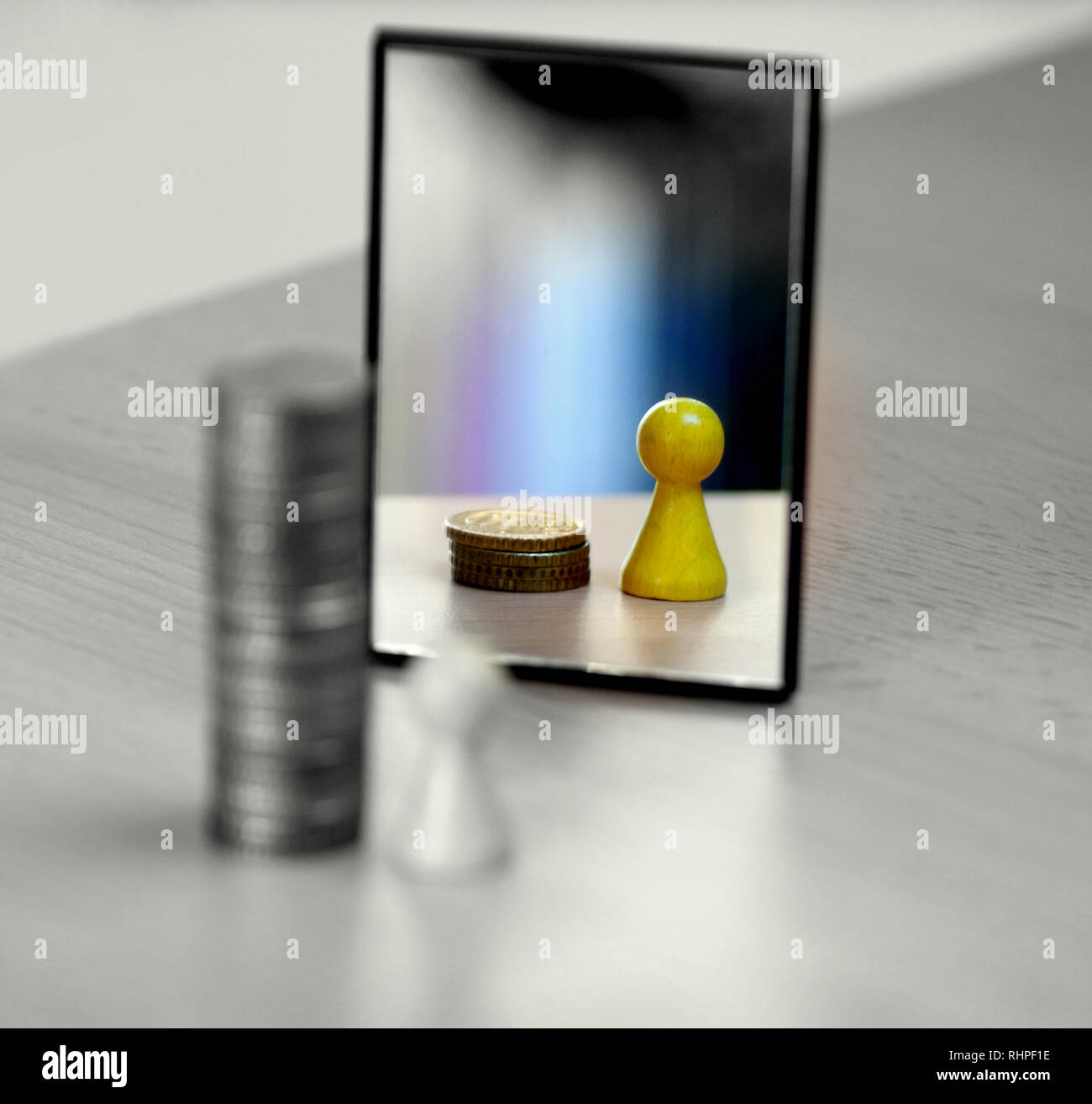 Mit wenig Geld, sehen sich selbst in den Spiegel Stockfoto