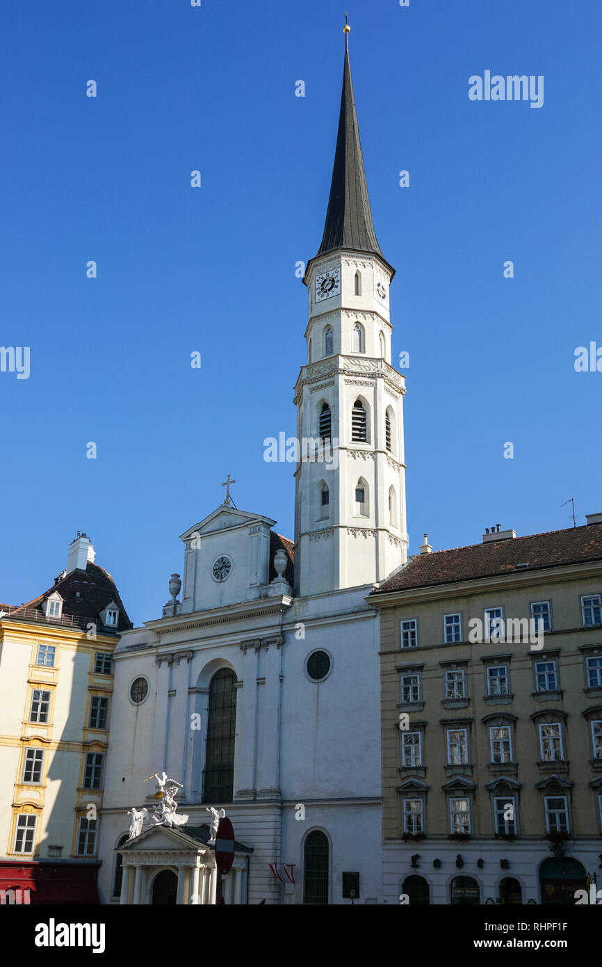 Turm der Kirche St. Michael am Michaelerplatz in Wien, Österreich Stockfoto